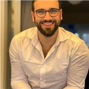 Englisch-Tutor, der Kinder aller Altersgruppen unterrichtet